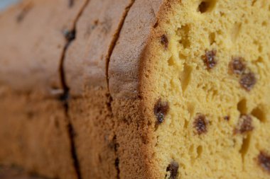 Tahta üzerinde siyah sultana olan yumuşak turtalar.