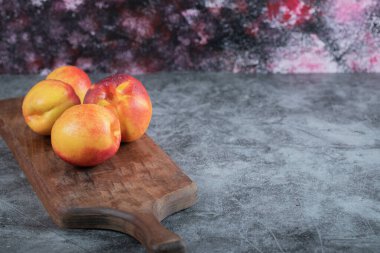 Tahtadaki kırmızı ve sarı şeftaliler