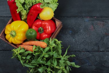 Biber, marul, havuç, limon, limon ve nane.