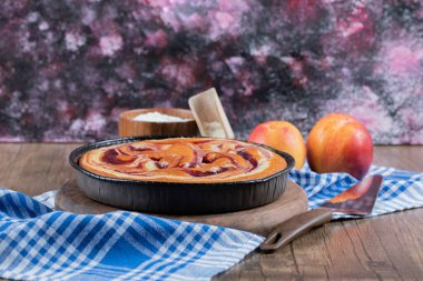 Kırmızı ve sarı şeftalili çilekli turta.