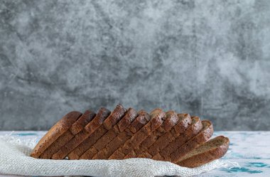 Beyaz kağıt üzerinde siyah ekmek dilimleri 