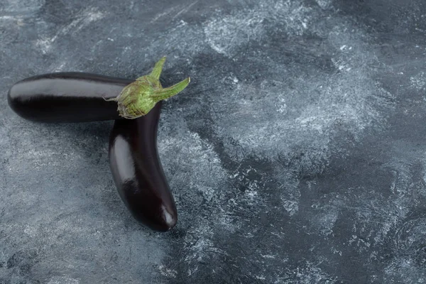 Due melanzane mature fresche su fondo grigio — Foto Stock