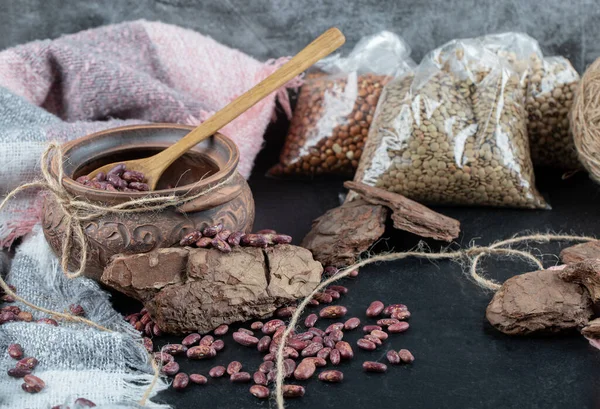 Frijoles rojos secos en taza clásica —  Fotos de Stock