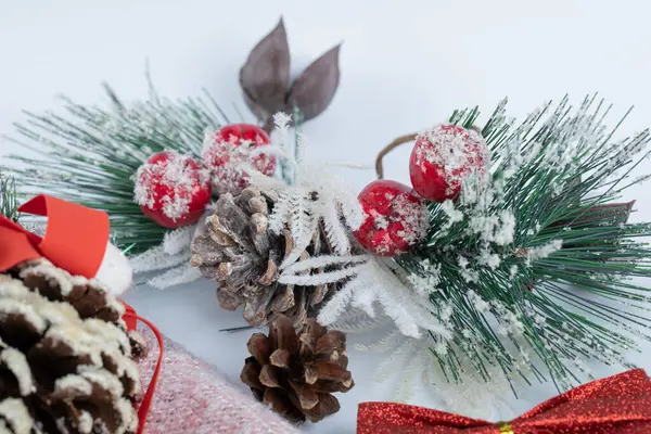 Cono de pino de Navidad con hojas de pino sobre fondo blanco —  Fotos de Stock