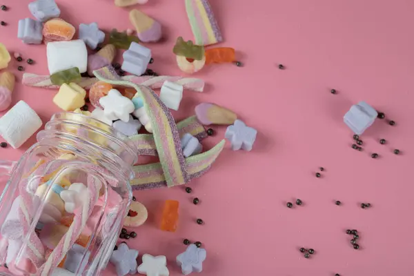 Marshmallow en jelly beans mengen uit een glazen pot — Stockfoto