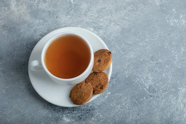 Una taza de té aromático con deliciosas galletas — Foto de Stock