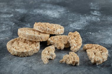 Büyük mermer arka planda kırılmış taze ekmek dilimleri