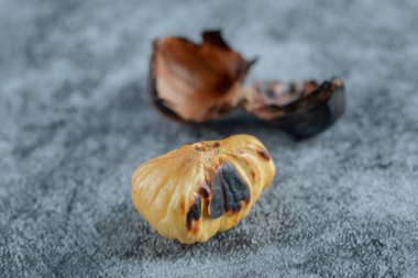 Gri arka planda lezzetli kızarmış kestaneler.