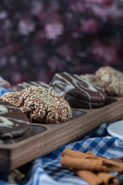 Choklad- och sesamkakor på en träskiva — Stockfoto