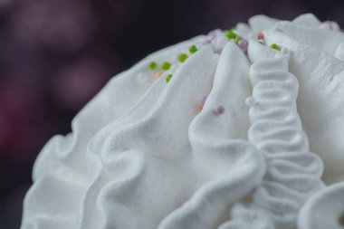 Üzerinde harmanlanmış hindistan cevizi tozu olan kremalı kurabiyeler.