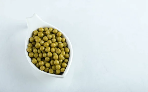 Widok z góry zielone oliwki w białej misce — Zdjęcie stockowe