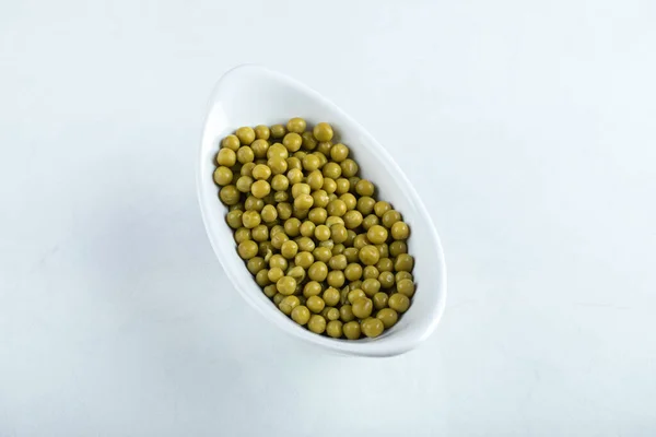 Marynowane zielone oliwki w białej ceramicznej misce — Zdjęcie stockowe
