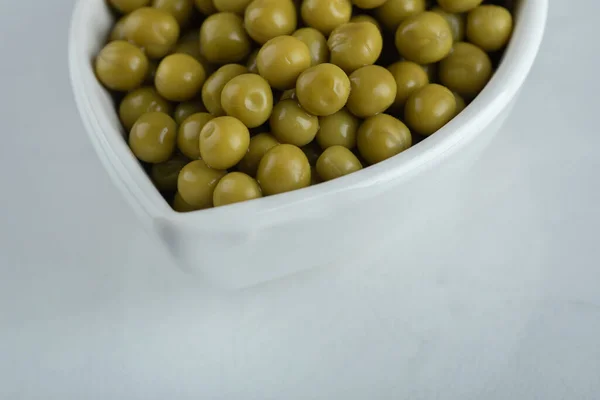 Zamknij zdjęcie marynowanych oliwek w białej misce — Zdjęcie stockowe