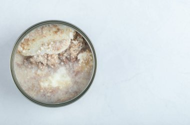 Konserve et. Beyaz arkaplanda kalay aç