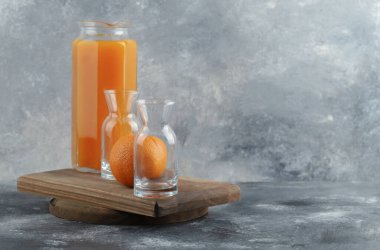 Portakal, meyve suyu ve tahta tahtada boş bardaklar. Yüksek kalite fotoğraf