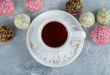 Bir fincan çayın etrafında lezzetli jöleli kurabiyeler. Yüksek kalite fotoğraf