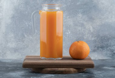 Tahta üzerinde taze meyve suyu ve portakal suyu. Yüksek kalite fotoğraf