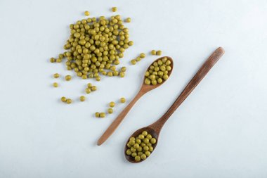 İki kaşık zeytin ve salamura zeytin. Yüksek kalite fotoğraf