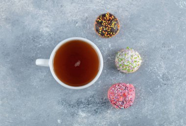 Şekerli kurabiyeler ve mermer arka planda bir fincan çay. Yüksek kalite fotoğraf