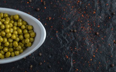 Salamuraya yatırılmış zeytinin beyaz kasedeki yakın fotoğrafını çek. Yüksek kalite fotoğraf