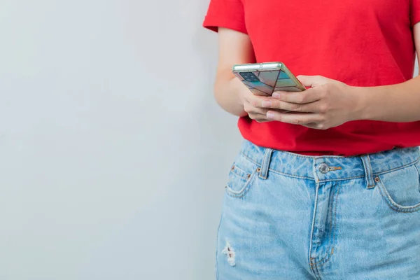 Jovem Camisa Vermelha Segurando Smartphone Foto Alta Qualidade — Fotografia de Stock