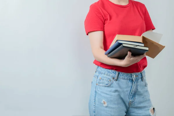 Estudante Feminina Segurando Lendo Seus Livros Escolares Foto Alta Qualidade — Fotografia de Stock