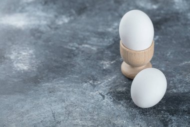 Gri arka planda iki taze organik yumurta. Yüksek kalite fotoğraf