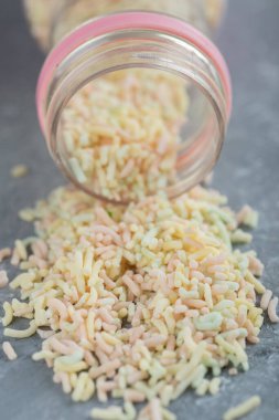 Plastik şişeden renkli serpinti yığını. Yüksek kalite fotoğraf