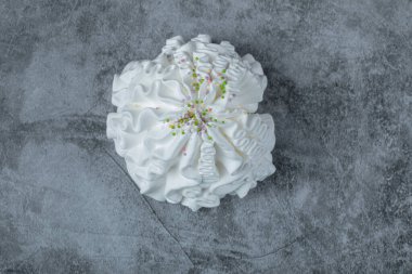 Beton arka planda beyaz kremalı kurabiye. Yüksek kalite fotoğraf