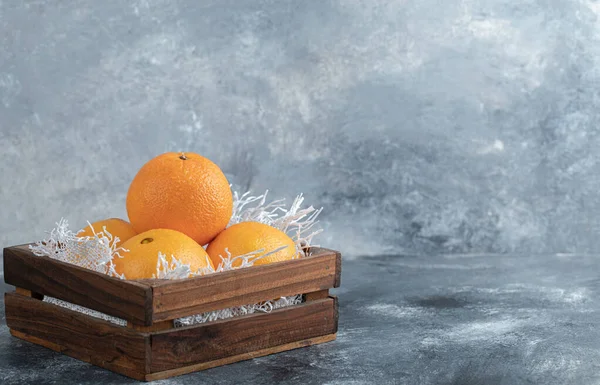 木の箱に新鮮な熟したオレンジ 高品質の写真 — ストック写真