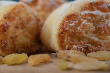 Kuru üzümlü kurabiyeler ve ahşap bir tahtanın üzerinde malzemeler. Yüksek kalite fotoğraf