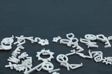 Siyah arkaplanda beyaz harfler, simgeler ve iğneler var. Yüksek kalite fotoğraf