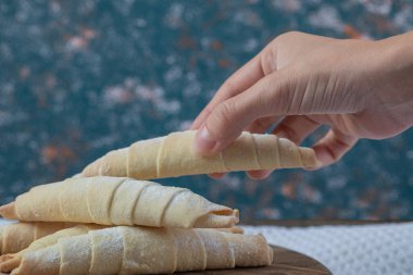 Ahşap bir tahtanın tepesinde şeker tozu olan beyaz mutaki kurabiyeler. Yüksek kalite fotoğraf