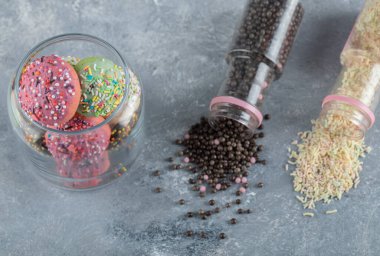 Cam kavanozda şeker serpiştirilmiş renkli kurabiyeler. Yüksek kalite fotoğraf