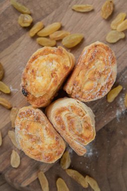 Kuru üzümlü kurabiyeler ve ahşap bir tahtanın üzerinde malzemeler. Yüksek kalite fotoğraf