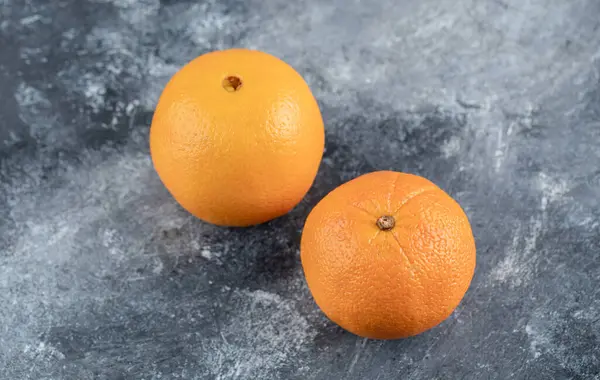 大理石の背景に新鮮なおいしいオレンジ 高品質の写真 — ストック写真