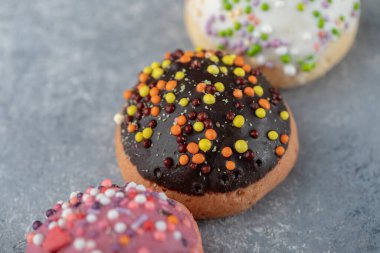 Mermer zemin üzerinde renkli şekerler olan yuvarlak kurabiyeler. Yüksek kalite fotoğraf