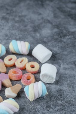 Şekerlemeler ve şekerlemeler yere saçıldı. Yüksek kalite fotoğraf