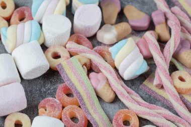 Mermer zemin üzerinde renkli şekerlemeler ve jelibonlar. Yüksek kalite fotoğraf