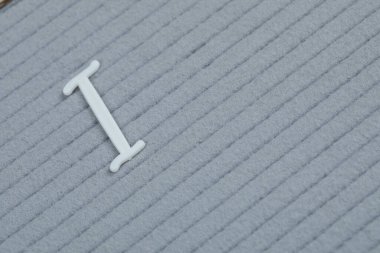 Gri arka plana gömülü bir kelime. Yüksek kalite fotoğraf