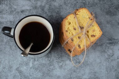 Turta dilimleri ve mermerin üzerinde bir fincan kahve. Yüksek kalite fotoğraf