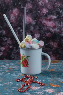 Mavi bir metal bardakta lokum ve jelibon karışımı. Yüksek kalite fotoğraf