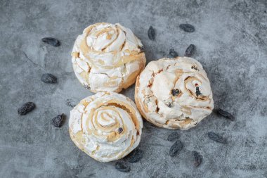 Gri mermer arka planda siyah kuru üzümlü kızarmış kremalı kurabiye. Yüksek kalite fotoğraf