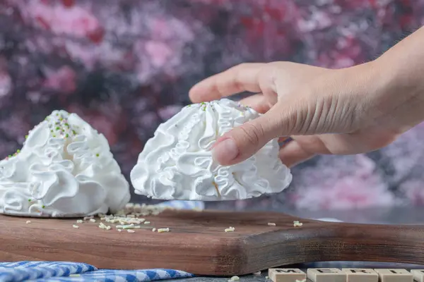 白色的蛋白甜饼在木板上 顶部有椰子粉 高质量的照片 — 图库照片