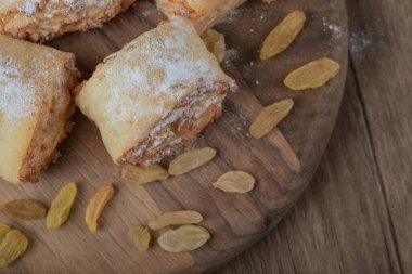 Kuru üzümlü kızarmış kurabiye ve tatlı şeyler. Yüksek kalite fotoğraf