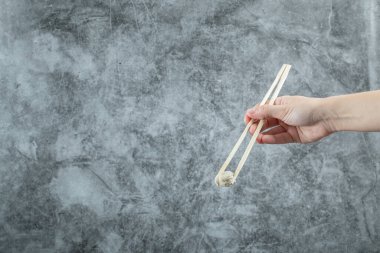 Çubukla hamur köftesi tutan bir el. Yüksek kalite fotoğraf