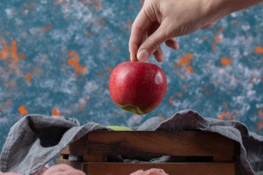 Kırsal bir tahta kutuda sulu elmalar. Yüksek kalite fotoğraf