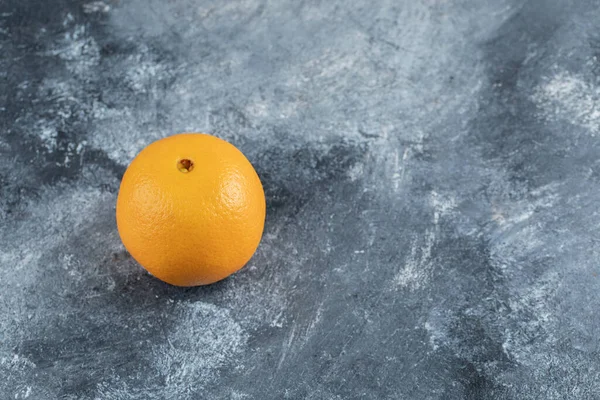 大理石の背景にシングルおいしいオレンジ 高品質の写真 — ストック写真