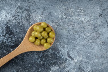 Kaşık, gri arka planda zeytin konservesi. Yüksek kalite fotoğraf