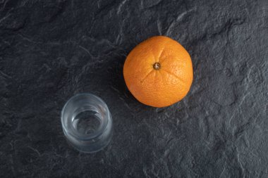 Siyah arka planda cam bardak ile taze portakal meyvesi. Yüksek kalite fotoğraf